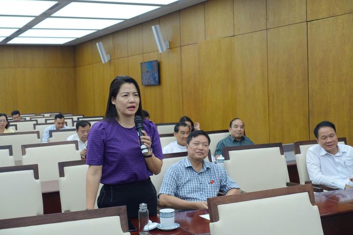 Các đại biểu HĐND thành phố Hải Phòng tham gia trao đổi tại hội nghị