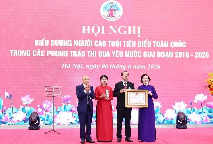 Phó Thủ tướng Chính phủ Phạm Thị Thanh Trà trao Huân chương Lao động hạng Ba cho Văn phòng Trung ương Hội Người cao tuổi Việt Nam. Ảnh: Minh Đức - TTXVN