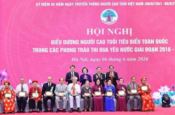 Phó Thủ tướng Chính phủ Phạm Thị Thanh Trà trao Kỷ niệm chương cho các đại biểu tiêu biểu. Ảnh TTXVN