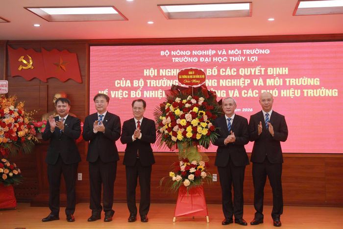 Ông Nguyễn Thanh Sơn - Thành ủy viên, Bí thư Đảng ủy các trường Đại học, Cao đẳng Hà Nội tặng hoa chúc mừng nhà trường.