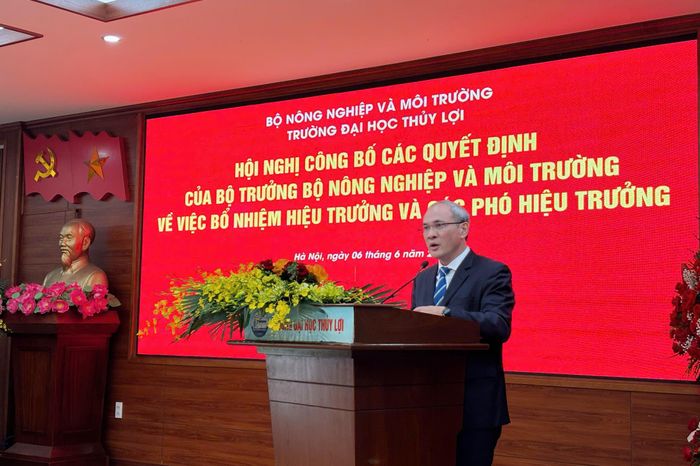 GS.TS Nguyễn Trung Việt, Hiệu trưởng Trường Đại học Thủy lợi phát biểu nhận nhiệm vụ.