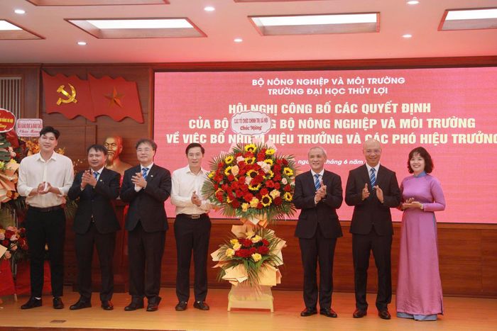 Đại diện các tổ chức đoàn thể Trường Đại học Thủy lợi chúc mừng Ban Giám hiệu.
