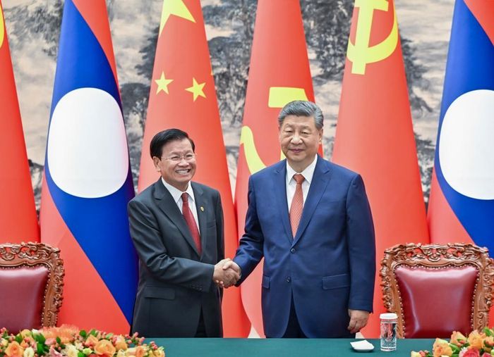 Ông Thongloun Sisoulith và ông Tập Cận Bình tại Đại lễ đường Nhân dân ngày 5/6. Ảnh: Tân Hoa xã