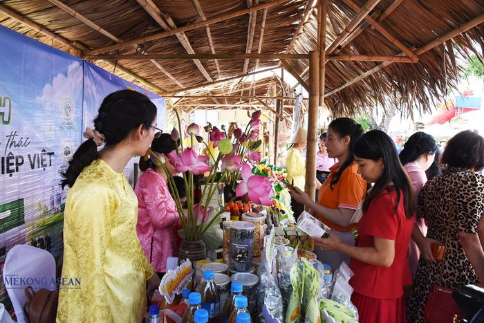 Người dân và du khách đến tham quan, trải nghiệm tại các gian hàng. Ảnh: Mekong ASEAN.
