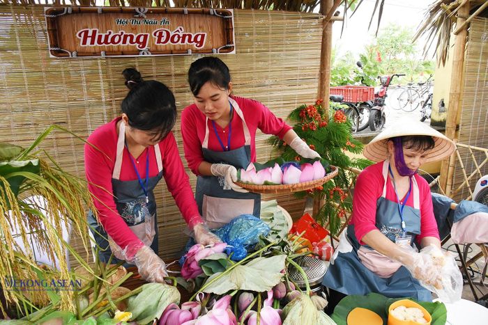 Hội thi nấu ăn “Mâm cơm hữu cơ quê hương”, tại sân cơ quan Công an xã Chí Minh. Ảnh: Mekong ASEAN.