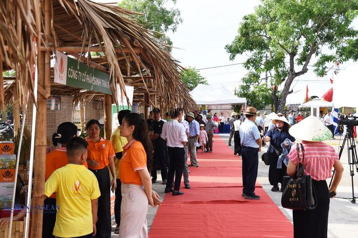 Trong khuôn khổ của sự kiện, Ban tổ chức đã bố trí 8 gian hàng trưng bày, bán các sản phẩm nông nghiệp, nông sản đặc trưng, sản phẩm OCOP của xã Chí Minh và của một số địa phương, doanh nghiệp trên địa bàn Hải Phòng. Ảnh: Mekong ASEAN.