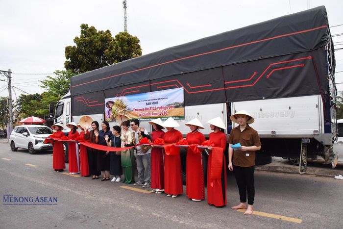 Cũng trong khuôn khổ của sự kiện đã diễn ra cắt băng thu mua lúa ST25 ruộng rươi vụ chiêm xuân 2026, phía trước trụ sở Công an xã Chí Minh. Ảnh: Mekong ASEAN.