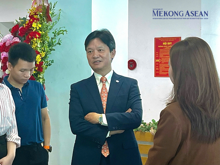 Chủ tịch HĐQT Vũ Thanh Hải trao đổi với cổ đông tại đại hội. Ảnh: Mộc An/Mekong ASEAN.