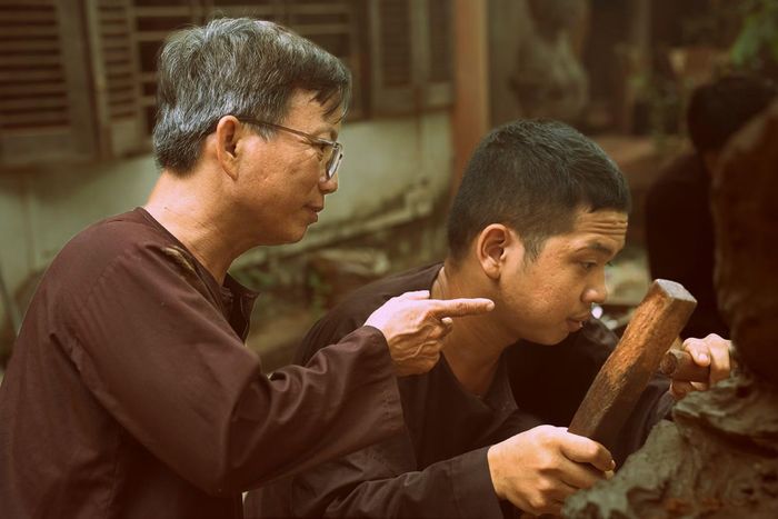 Niềm vui của ông Sướng, cũng như nhiều nghệ nhân lão làng nơi này, luôn là mỗi ngày vẫn được sống cùng gỗ, nhìn lớp trẻ tiếp tục nối dài nghề mộc Kim Bồng qua từng thế hệ