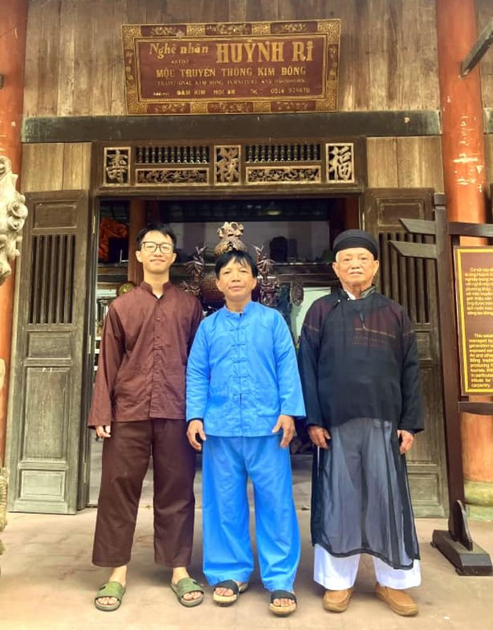 3 thế hệ họ Huỳnh ở làng mộc Kim Bồng đã gìn giữ, phát triển nghề mộc truyền thống với ông nội Huỳnh Ri (bìa phải) Huỳnh Sướng (giữa) và Huỳnh Tấn Quốc (trái)