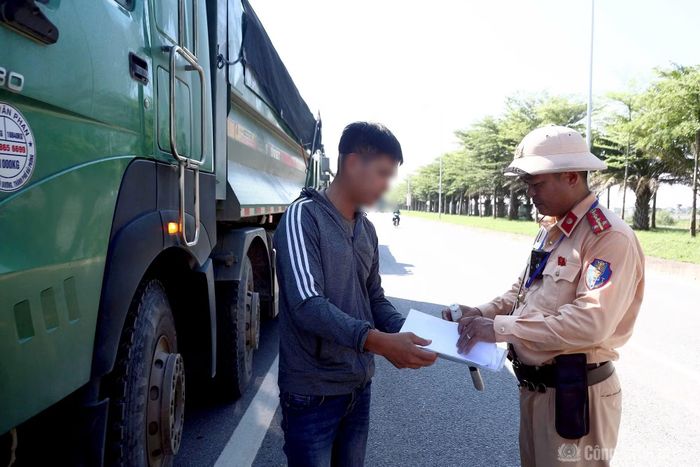 Cảnh sát làm việc với tài xế.