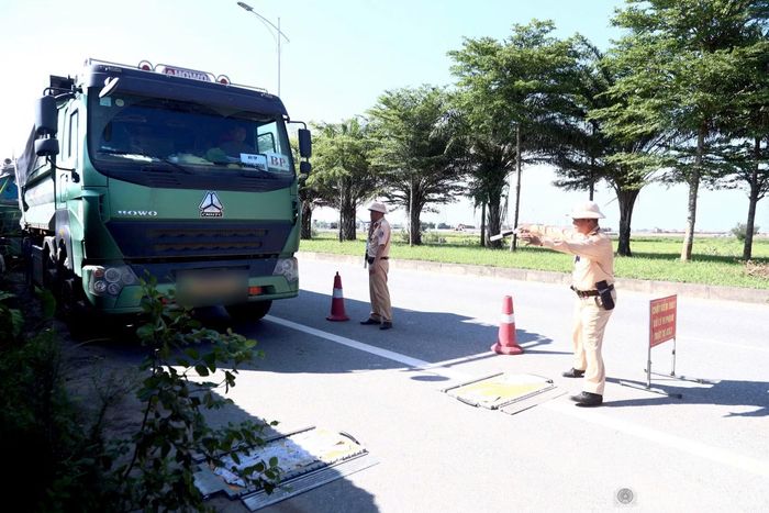 Tổ công tác kiểm tra tải trọng phương tiện có dấu hiệu vi phạm.