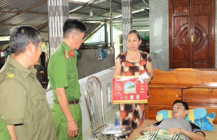 Ban chỉ huy Công an xã Đông Phước thường xuyên đến thăm, tặng quà động viên anh Tài.
