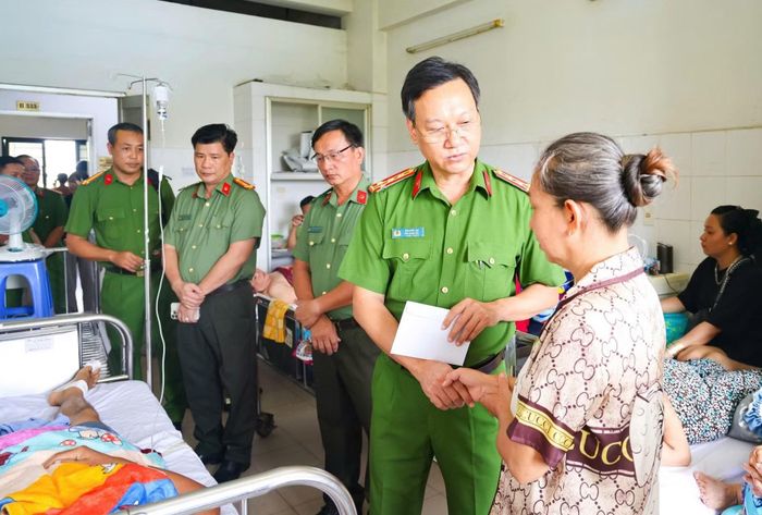 Đại tá Bùi Đức An, Phó Giám đốc Công an TP Cần Thơ thăm, tặng quà anh Bùi Tấn Tài và gia đình.