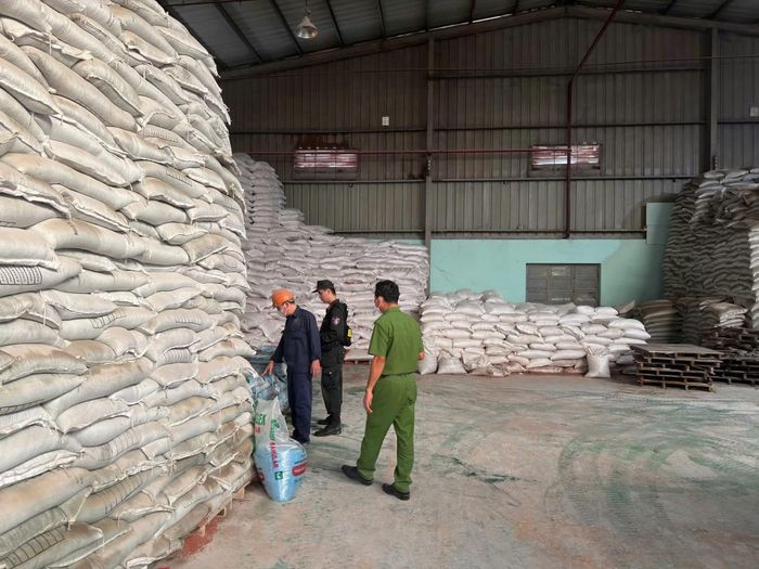  Kiểm tra nơi sản xuất hàng giả của Công ty TNHH Phân bón Hưng Điền Cửu Long 