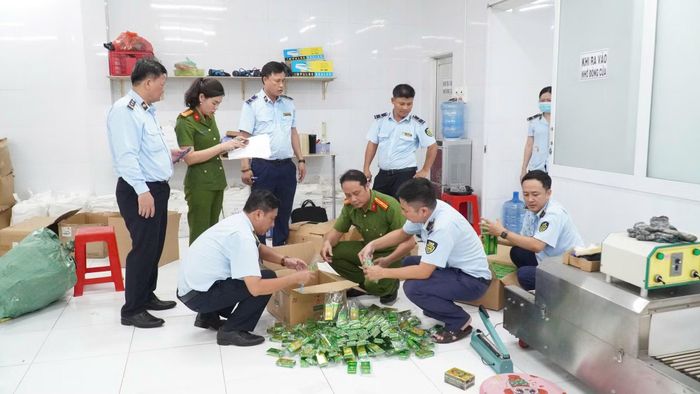  Bắt quả tang một cơ sở sản xuất dầu gió giả nhãn hiệu của đơn vị khác tại xã Phước Lý 