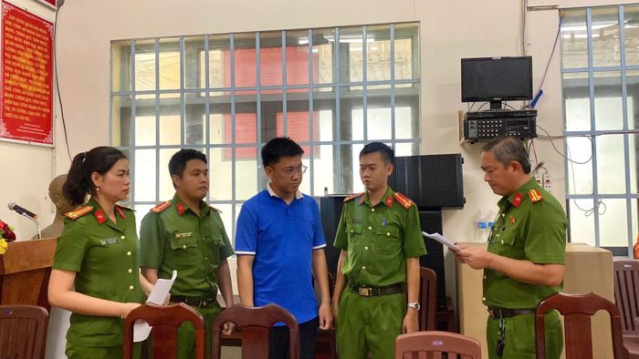  Tống đạt quyết định khởi tố Nguyễn Anh Tiến về tội sản xuất thực phẩm giả 