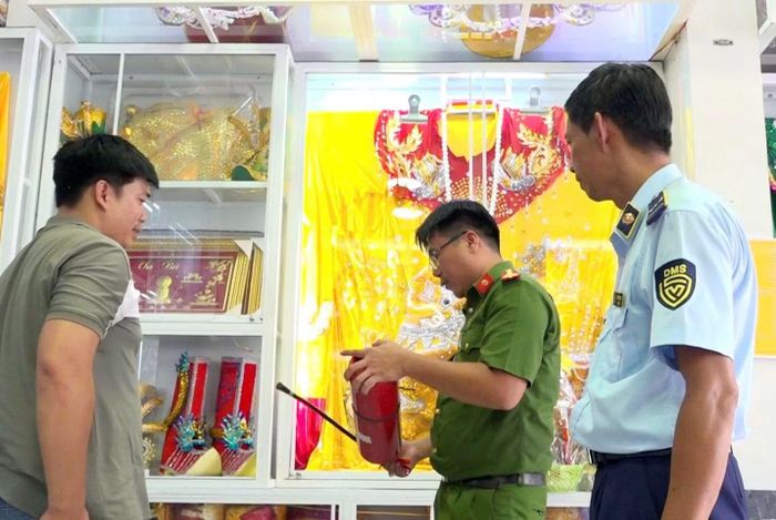 Cán bộ Công an tỉnh An Giang kiểm tra, hướng dẫn các hộ kinh doanh đảm bảo an toàn, phòng ngừa cháy nổ.