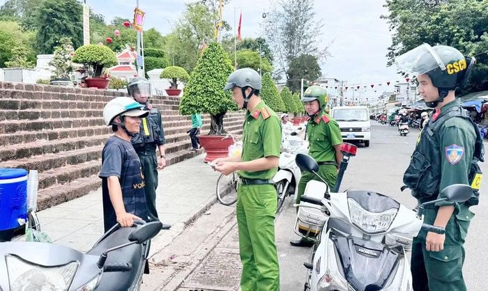 Công tác tuần tra, kiểm soát, đảm bảo TTATGT được tăng cường trong thời gian diễn ra lễ hội Vía Bà Chúa Xứ núi Sam.