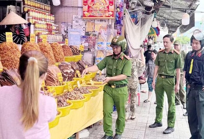 Công an phường Vĩnh Tế phối hợp cùng các đơn vị tuyên truyền, hướng dẫn các hộ kinh doanh thực hiện theo đúng quy định pháp luật.