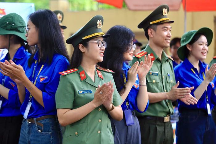 Đoàn thanh niên CAND và lực lượng Thanh niên tình nguyện tham gia hỗ trợ thí sinh thi tốt nghiệp THPT.