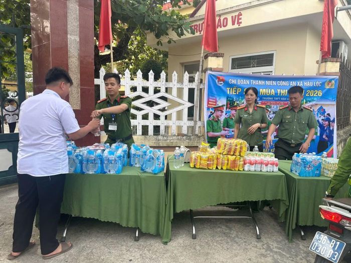 Nước mát, đồ ăn nhanh được các chiến sĩ Công an phát miễn phí cho học sinh.