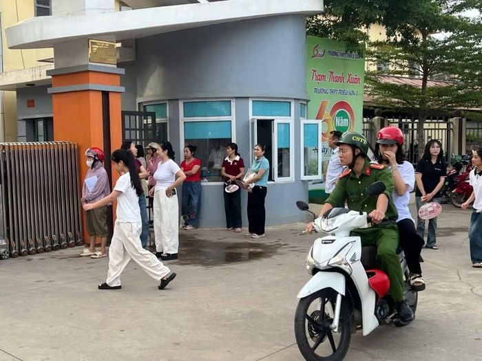 Công an xã Triệu Sơn bố trí xe máy đưa đón học sinh có hoàn cảnh gia đình khó khăn ở xa đến địa điểm thi đúng giờ.