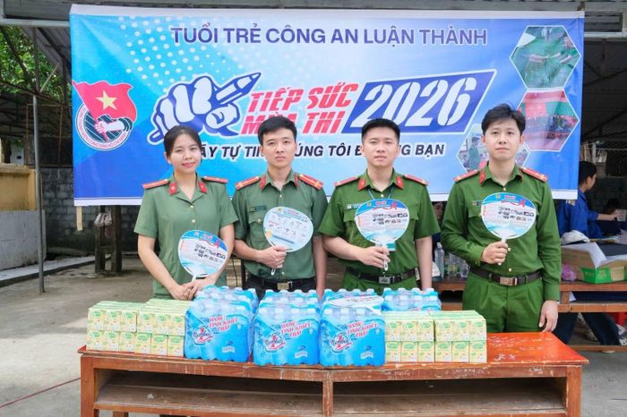 Những chiếc quạt miễn phí được in lồng ghép nhiều thông điệp ý nghĩa về bảo đảm trật tự an toàn giao thông, phòng chống tội phạm, phòng chống ma túy và kỹ năng tự bảo vệ bản thân cho thanh thiếu niên.