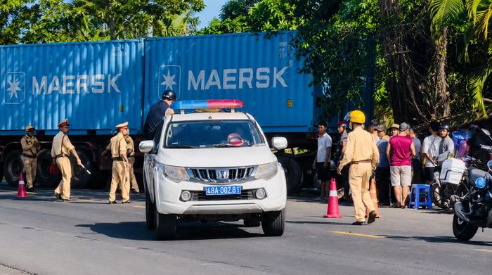 Ngay khi xảy ra tai nạn, lực lượng chức năng đã kịp thời có mặt, đưa các nạn nhân tới bệnh viện cấp cứu.