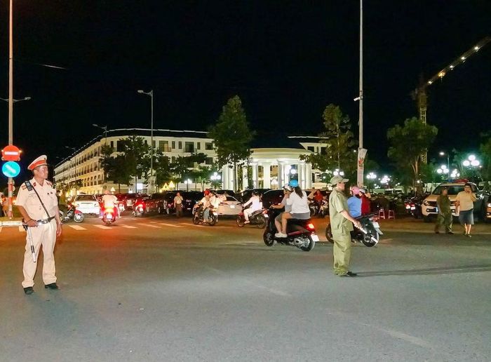 Lực lượng CSGT, thành viên tham gia bảo vệ ANTT ở cơ sở, túc trực phân luồng cho du khách và người dân.