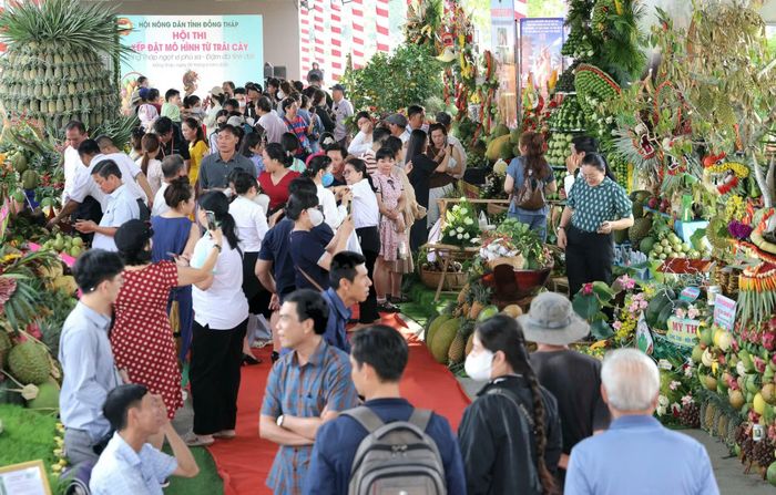 Lễ hội thu hút đông đảo du khách và người dân đến tham quan.