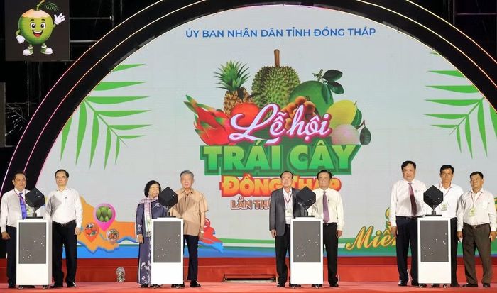 Ông Ngô Chí Cường, Bí thư Tỉnh ủy; Phạm Thành Ngại, Chủ tịch UBND tỉnh Đồng Tháp cùng các đại biểu thực hiện nghi thức khai mạc lễ hội.