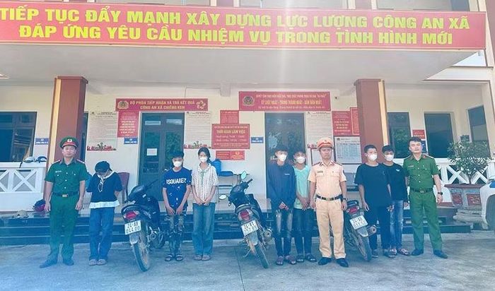 Công an xã Chiềng Ken phối hợp lực lượng Cảnh sát giao thông triệu tập các học sinh vi phạm cùng phương tiện liên quan để xác minh, làm rõ vụ việc.