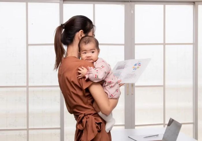  Áp lực cuộc sống khiến nhiều phụ nữ Nhật Bản ngại sinh con. Ảnh: New Scientist 