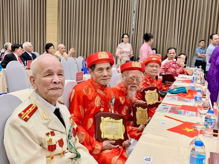Người cao tuổi Việt Nam tiêu biểu được tôn vinh tại hội nghị.