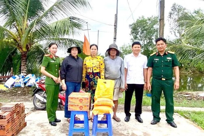 Công an xã Phong Hiệp cùng chính quyền địa phương thăm hỏi, hỗ trợ gia đình ông Đặng Chí Hiếu (ngụ ấp 9B) bị thiệt hại do mưa dông gây ra.