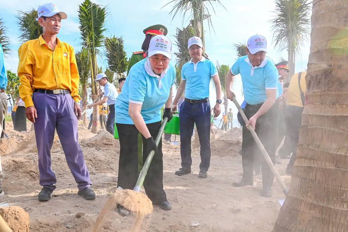 Các đại biểu trồng cây tại công viên ven biển Cửa Lò.
