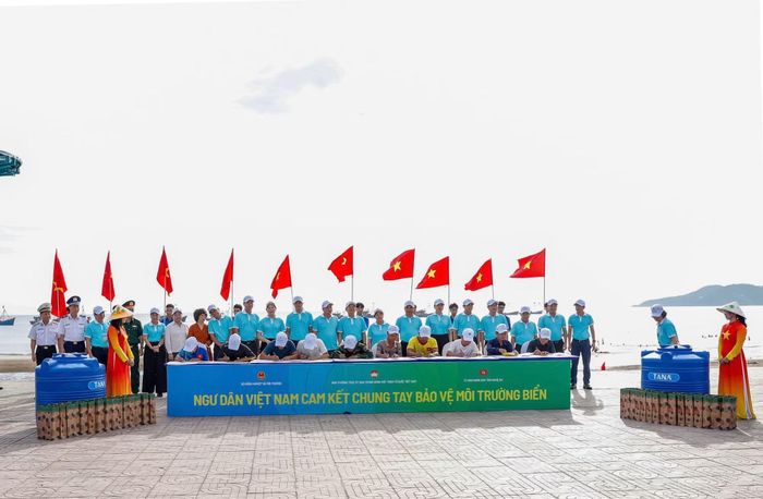 Các đại biểu chứng kiến ngư dân ký cam kết bảo vệ môi trường.