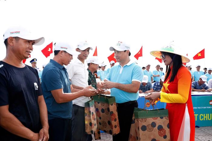 Ban tổ chức Chương trình tặng quà cho các ngư dân phường Cửa Lò.