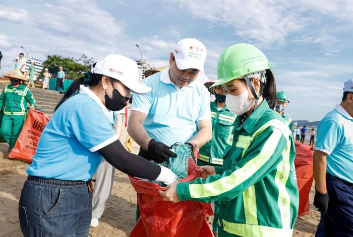 Các đại biểu ra quân làm sạch bãi biển Cửa Lò.