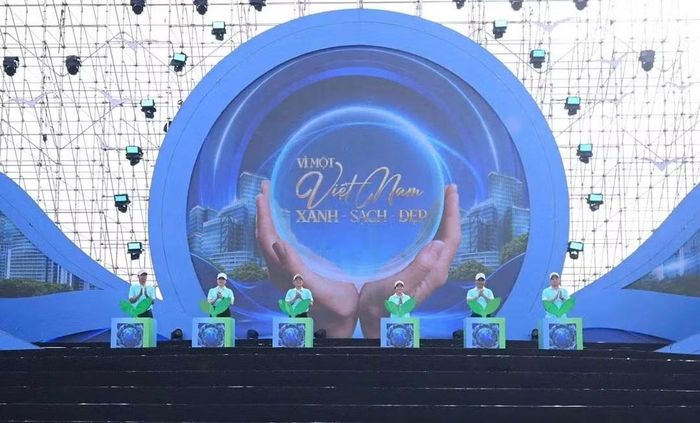 Các đại biểu thực hiện nghi thức phát động phong trào “Toàn dân chung tay bảo vệ môi trường, vì một Việt Nam xanh - sạch - đẹp” trên toàn quốc.
