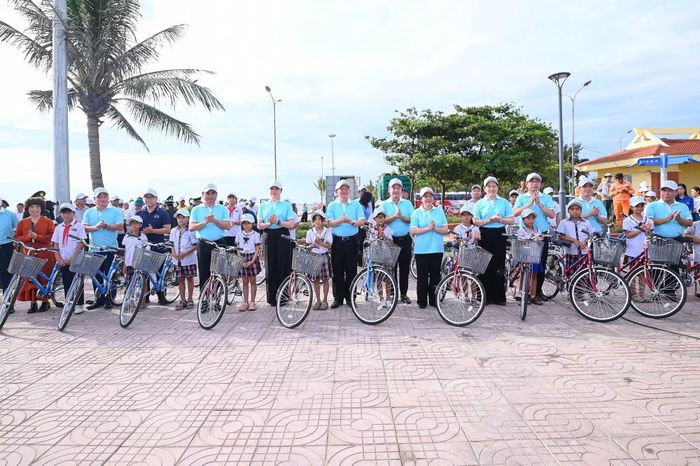 Lãnh đạo Đảng, Nhà nước, Chính phủ, các bộ, ngành Trung ương, tỉnh Nghệ An trao quà cho con em của các ngư dân là những học sinh nghèo vượt khó, có nhiều thành tích trong học tập.