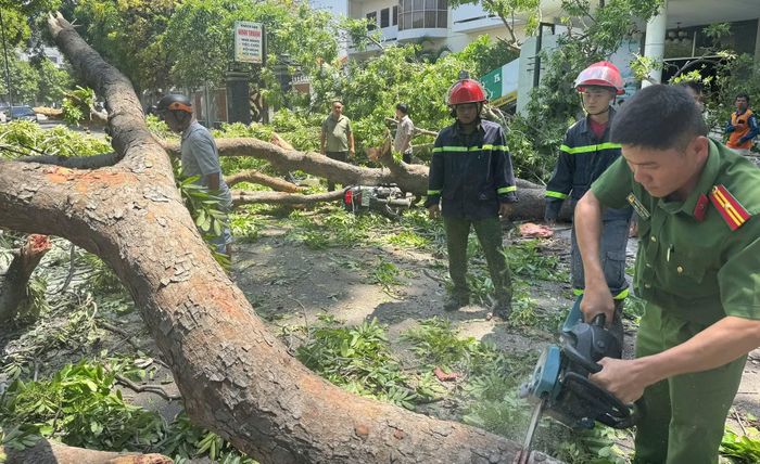 Sau khi giải cứu nạn nhân, Đội CC&amp;CNCH khu vực 8 tham gia thu dọn hiện trường.