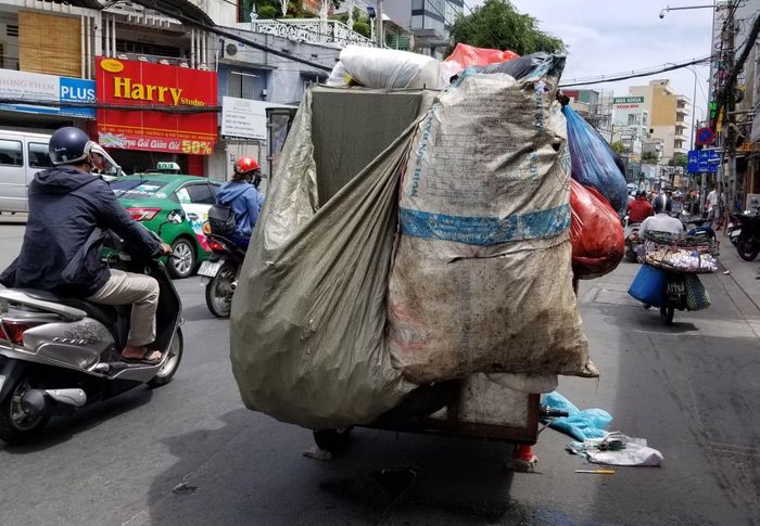 Thu gom, vận chuyển rác thải kiểu thủ công.