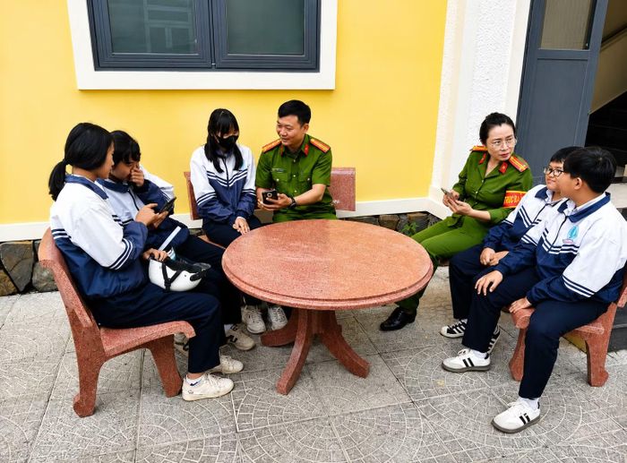 Công an phường Xuân Trường - Đà Lạt hướng dẫn kỹ năng sử dụng mạng xã hội an toàn cho các em học sinh.