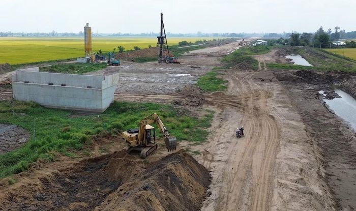Tiến độ thực hiện các công trình cầu đạt và vượt nhưng phần tuyến gặp khó khăn do nguồn vật liệu cát tập kết về công trường còn chậm.