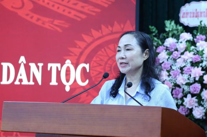 Chủ tịch Hội Nghệ sĩ Sân khấu Việt Nam Trịnh Thị Thúy Mùi chia sẻ rằng, GS Hoàng Chương là một hiệp sĩ lớn của sân khấu truyền thống dân tộc.