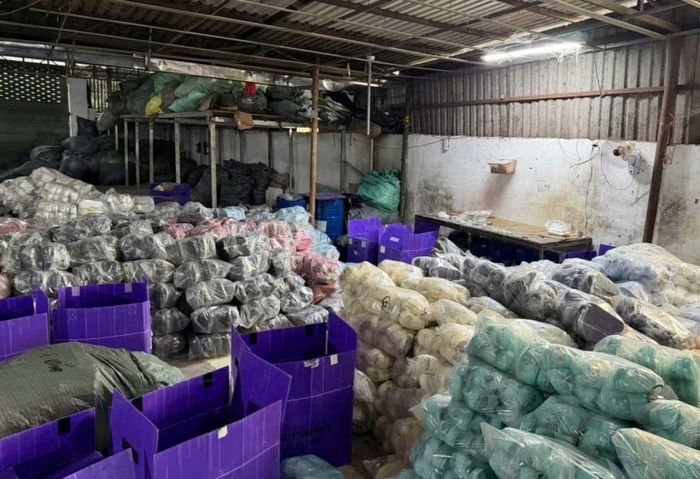 Bên trong xưởng sản xuất của vợ chồng Đạt - Thủy tại xã Phú Hòa Đông.