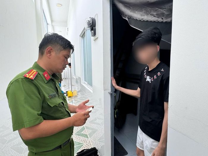 Công an kiểm tra nhà trọ, nhà cho thuê để kịp thời phát hiện các đối tượng mua bán, sử dụng trái phép chất ma túy.