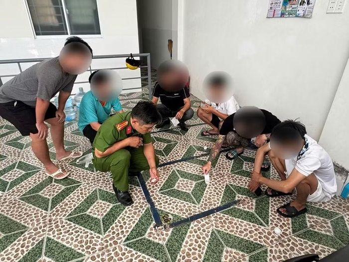 Test nhanh ma túy các đối tượng sống tại các nhà trọ.